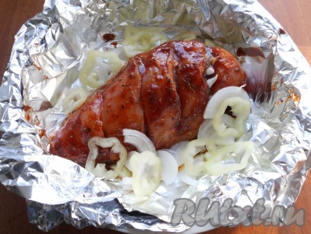 Вокруг грудки разместить нарезанный полукольцами репчатый лук и сладкий перец, нарезанный кольцами.
