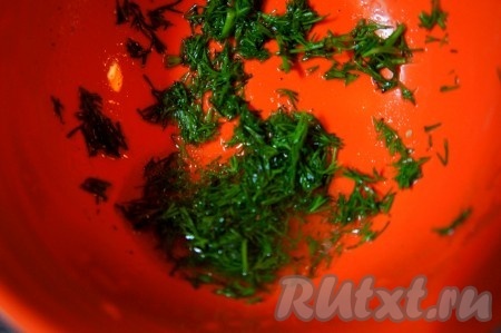 Для заправки смешать сок лимона, растительное масло, черный молотый перец, мелко нарезанный укроп.