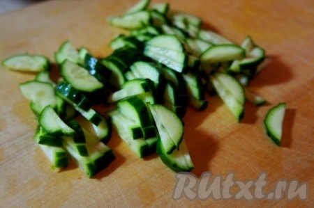 Огурцы нарезать соломкой.