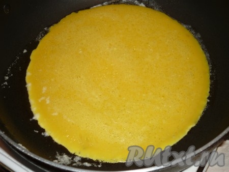 Вылить яично-масляную смесь обратно на сковороду, повторно смазывать её уже ничем не надо. 