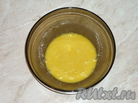 и взбить венчиком до однородности. 

