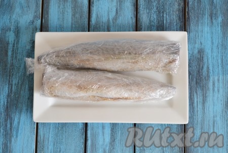 Плотно заматываем скумбрию пищевой пленкой в несколько слоев и отправляем в холодильник на 2 суток.
