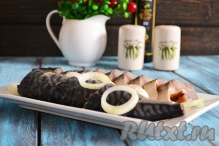 Скумбрия сухого посола получается нежной, вкусной, от нескольких кусочков такой рыбки отказаться практически невозможно.
