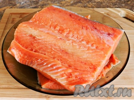 Рыбу разморозить. Правильно размораживать рыбу нужно на нижней полке холодильника, ни в коем случае не использовать микроволновку или теплую воду. Затем кету очистить и хорошо промыть. Разрезать пополам, удалить хребет и кости.