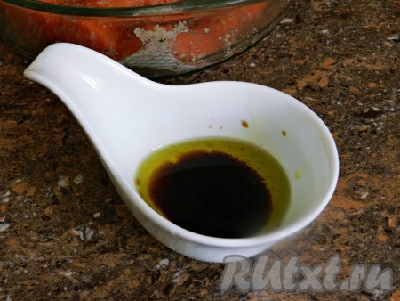 Отдельно соединить оливковое масло и вустерский соус. Если у вас нет вустерского соуса, можете не добавлять. А вообще, советую приобрести бутылочку этого соуса, он стоит недорого и расходуется очень экономно.
