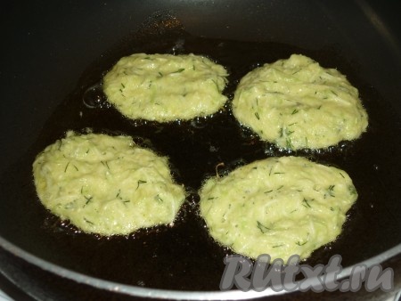 Сковороду хорошо разогреть с небольшим количеством растительного масла. Выложить тесто с помощью столовой ложки, формируя круглые оладьи из кабачков с зеленью и чесноком.&nbsp;
