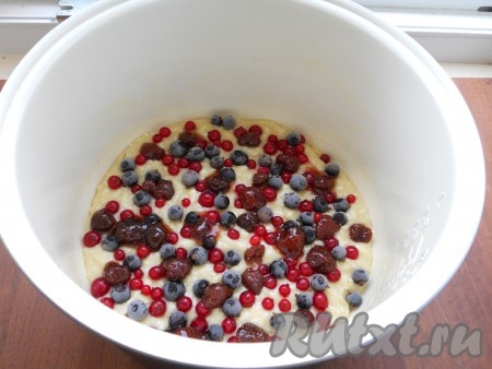 Чашу мультиварки смазать растительным маслом, выложить в неё тесто, разровнять. Сверху разместить свежие (или замороженные) ягоды, у меня - красная и чёрная смородина, клубника. Ягоды немного вдавить в тесто.
