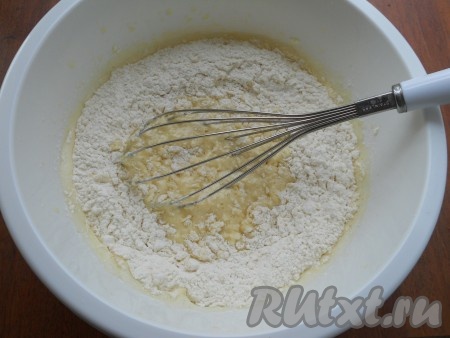 Всыпать 100 грамм просеянной муки, добавить весь разрыхлитель, перемешать венчиком.