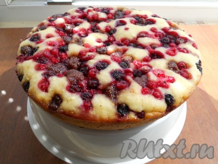 Поместить чашу в мультиварку и выставить программу "Выпечка" на 50 минут. Продолжительность выпечки зависит от мощности мультиварки. Для того чтобы проверить готовность, нужно проколоть пирог сухой зубочисткой, если на зубочистке после этого не останется следов теста, значит выпечка готова. Оставить готовый ягодный пирог в чаше минут на 15 при открытой крышке, после этого извлечь его с помощью контейнера для варки на пару. Остудить.