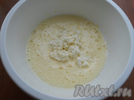 Взбить яйца с сахаром миксером до пышной, светлой массы (взбивать минуты 3-4 на максимальной скорости миксера). Добавить творожную массу и влить растительное масло, перемешать миксером.