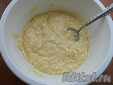 Частями добавляя оставшуюся муку и тщательно вмешивая её, замесить довольно густое и однородное тесто (у меня видны крупинки творога). Как только тесто стало достаточно густым, как на фото, значит больше муку добавлять не нужно.