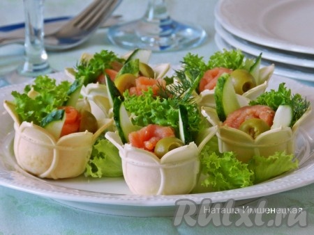 Оригинальная, вкусная закуска готова. Тарталетки с красной рыбой, творожным сыром и огурцом станут прекрасным украшением праздничного стола.