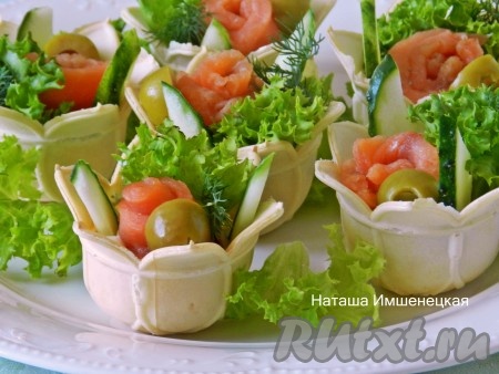 Тарталетки с красной рыбой, творожным сыром и огурцом