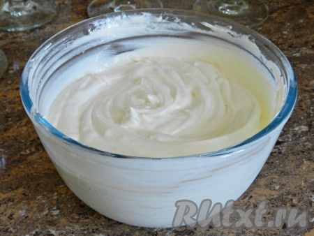 Вторую часть желатина смешать с творожной массой, снова хорошо взбить блендером.