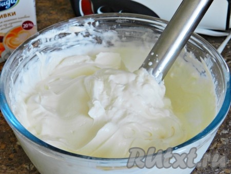 К творогу добавить сливки и взбить блендером. Должна получиться пышная, гладкая, однородная, густая масса.
