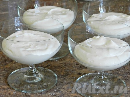 Творожную массу выложить в форму или в креманки.