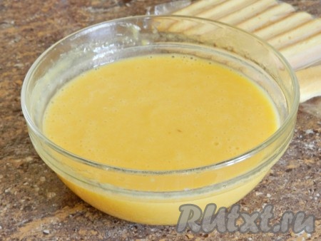 Половину желатина влить в фруктовое пюре, очень хорошо перемешать.