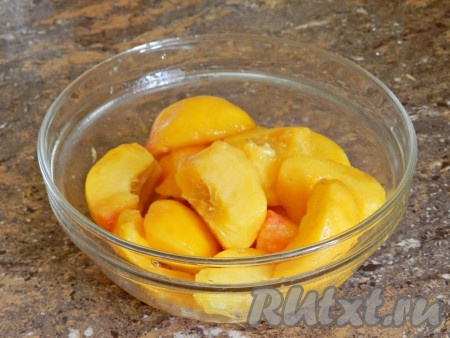 Очистить персики от кожуры, удалить косточки, нарезать четвертинками. Полить лимонным соком.
