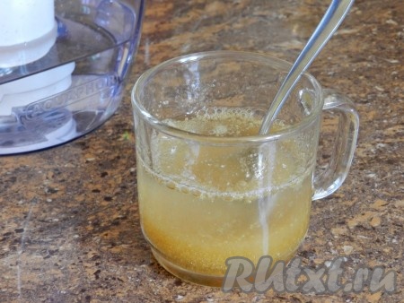 Желатин развести в 100 мл воды комнатной температуры, перемешать и оставить на 10 минут для набухания. Затем поставить на водяную баню, чтобы желатин полностью растворился в воде.