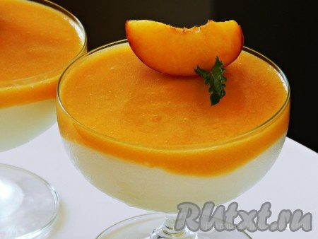 Нежнейший десерт из творога с желатином и фруктами готов.
