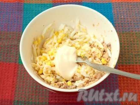 Консервированную горбушу выложить из банки в тарелку и размять. Сырок и яйцо натереть и добавить вместе с майонезом к рыбе.