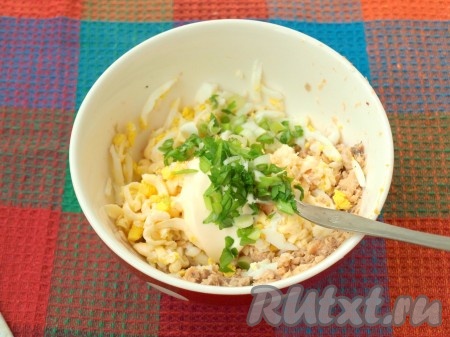 Посолить, поперчить, добавить в массу нарезанный зелёный лук и хорошо перемешать.
