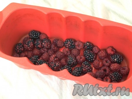 Форму лучше застелить пергаментом, чтобы впоследствии ягоды не пристали к дну (я этого не сделала и пожалела). Ягоды вымыть, обсушить и выложить на дно формы (если ягоды заморожены, разморозьте их и лишний сок слейте).
