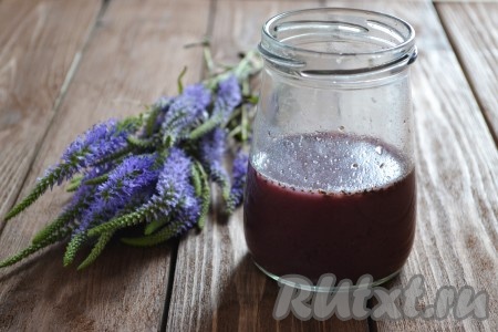 Вино со специями, в котором мариновался кролик, не выливаем! Оно нам понадобиться для запекания мяса. 1/2 вина вливаем сразу же в форму с кроликом и овощами, отправляем в разогретую духовку на 50 минут. Запекаем при температуре 180 градусов. Периодически необходимо поливать верх мяса оставшимся вином, чтобы кролик не получился сухим.
