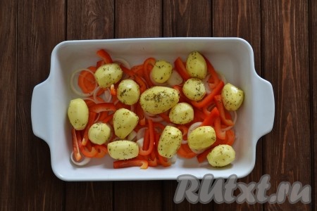 Очищенный картофель солим, посыпаем прованскими травами и выкладываем в форму.
