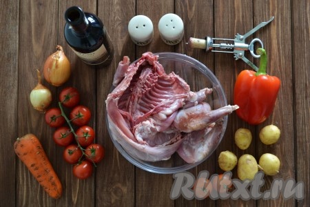 Подготовим все необходимые ингредиенты для приготовления кролика в красном вине.