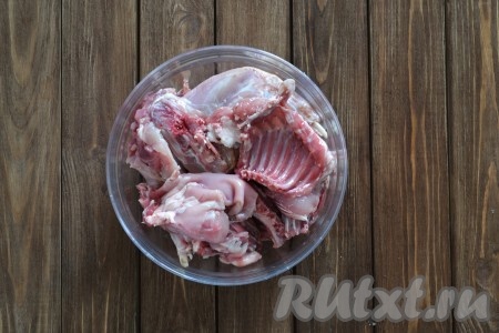 Тушку кролика, предварительно вымытую, разрезаем на порционные кусочки. 