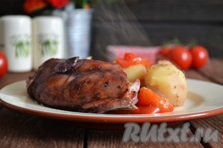 Подаем наивкуснейшего кролика, приготовленного в красном вине, на стол горячим вместе с овощами.
