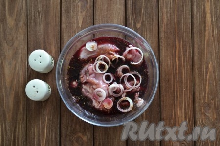 Вливаем красное вино. Накрываем кролика в вине пищевой пленкой и отправляем в холодильник минимум на 1,5 часа.
