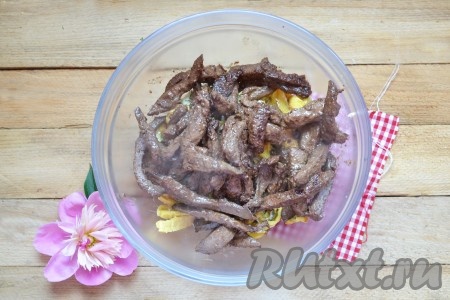 Далее готовим свиную печень для салата: моем ее, убираем пленочку, нарезаем соломкой и обжариваем на сковороде, предварительно разогрев ее с подсолнечным маслом. Печень жарим, помешивая, до готовности, это займет минут 5. Разломав кусочек, внутри не должно быть красного цвета, а должен выделяться прозрачный сок. Но и передерживать печень не нужно, а то будет очень жесткой, как резина. Готовую печень выкладываем в миску к нарезанным омлетным блинчикам.