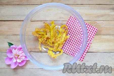 Сначала приготовим омлетные блины: в глубокой миске соединяем яйцо, молоко, щепотку соли и муку, тщательно перемешиваем в однородную массу. Тесто должно получиться, как на оладьи, легко расплывающимся по поверхности сковороды. На горячую, смазанную маслом сковороду, наливаем 1/2 половника теста, при этом сковороду держим на весу и делаем круговые движения, чтобы тесто равномерно распределилось. Жарим блин на среднем огне под закрытой крышкой 1 минуту. После чего выкладываем на стол. После остывания нарезаем омлетные блины соломкой и выкладываем в миску.