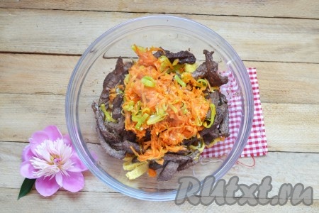 Кольца нарезанного лука и натертую морковь обжариваем на масле, иногда помешивая, до мягкости (минуты 2) и выкладываем в миску к салату из свиной печени и блинчиков.
