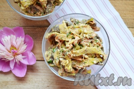 Перемешиваем аккуратно всю массу и аппетитный, нежный салат со свиной печенью готов. Выкладываем его в салатники и подаем на стол. Он вкусен и в теплом виде, и в остывшем.
