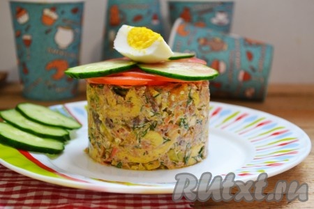 Также салат со свиной печенью можно поместить в формовочное кольцо и он станет прекрасным украшением праздничного стола. 