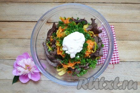 Добавляем сметану и соль. 