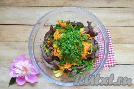 Нарезаем мелко перья зеленого лука и укроп. Выкладываем в миску с салатом.
