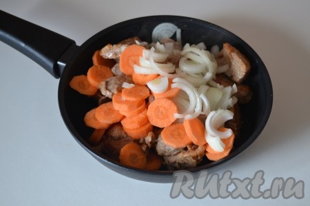 Добавляем овощи в сковороду к мясу. 