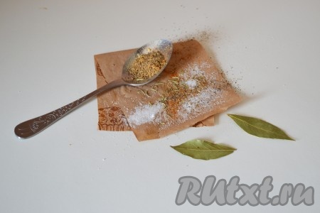 Добавляем к мясу соль, специи и лавровый лист. 