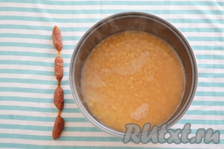 После этого сливаем воду и заливаем горох бульоном, ставим на огонь, после закипания снижаем огонь до минимума и продолжаем варить до готовности гороха. Время варки будет зависеть от сорта гороха. У меня это заняло 20 минут.
