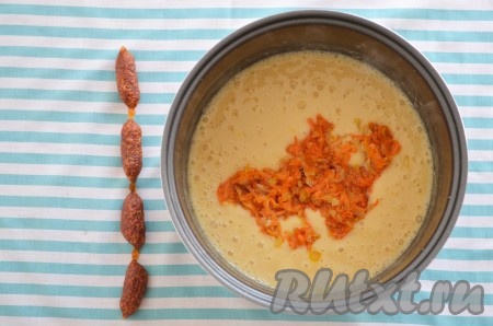 Добавляем овощи в гороховую массу. И еще раз взбиваем блендером. Копченую колбасу нарезаем небольшими кусочками и добавляем в кастрюлю (в этом рецепте я использую колбаски чили, а при использовании обычных копченых колбас на этом этапе добавляю 1-2 колечка свежего перчика чили). Постоянно помешивая, доводим до кипения и снимаем гороховый суп с огня. 