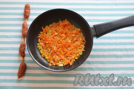 Обжариваем овощи на сливочном масле, иногда помешивая, до мягкости. Это займет не более 3 минут.
