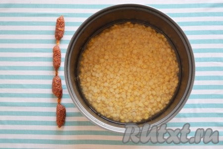 Горох перебираем, убирая мусор, промываем и заливаем водой, примерно на 6 часов. За это время горох набухнет, размягчится и это значительно сократит время варки.
