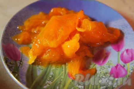 У хурмы удалить кожуру, косточки.