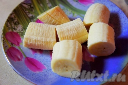 Банан нарезать.