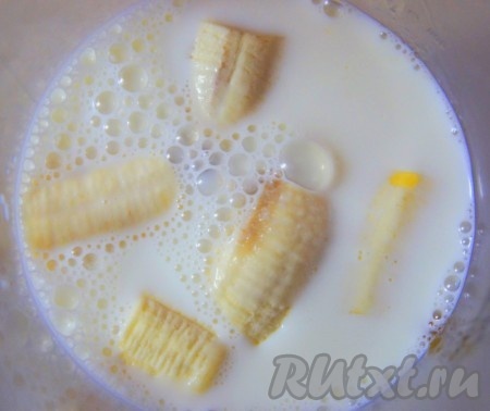 К хурме и банану добавить молоко. Взбить блендером.