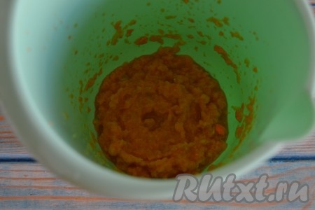 Измельчаем овощи блендером до получения однородной массы, добавляем по вкусу соль и молотый душистый перец, хорошо перемешиваем получившуюся овощную заправку.
